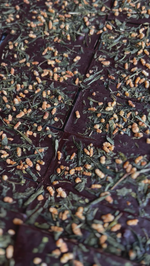 Genmaicha Hazelnut | Belgian Dark Chocolate Bar with Tea – Open